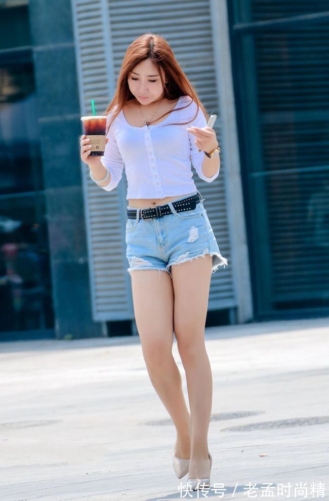 街拍:超短牛仔热裤搭配白色休闲T恤,小姐姐这算不算是大长腿呢