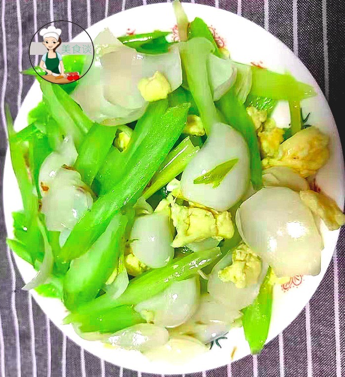 入秋后，记得多吃“一白一绿”，不放肉炒也很鲜香，秋天吃特养人