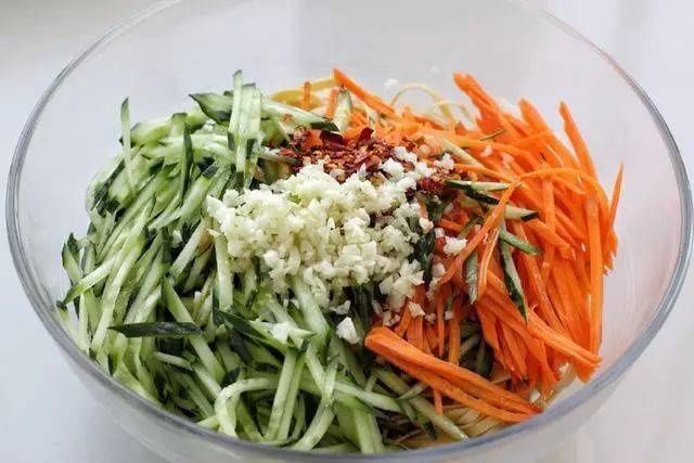 这菜，不炒也不炖，10分钟就做好，1盘不够吃