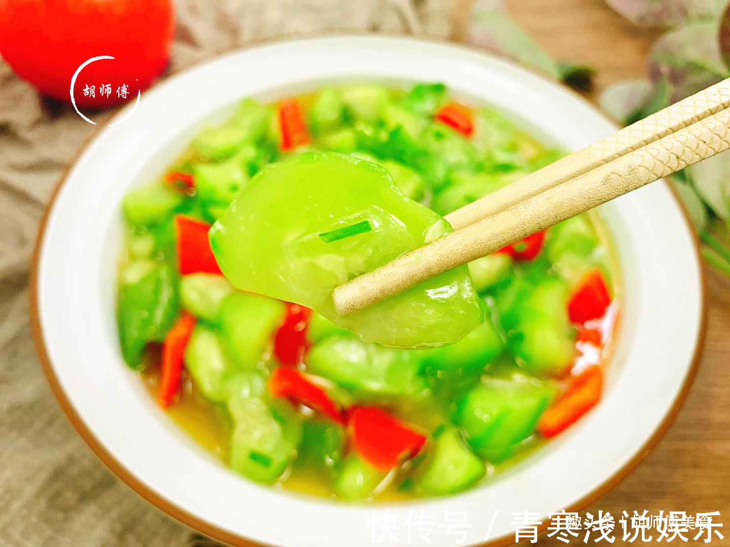 才知道,炒丝瓜不能先放油,教你1个妙招,丝瓜不发汁,绿如翡翠