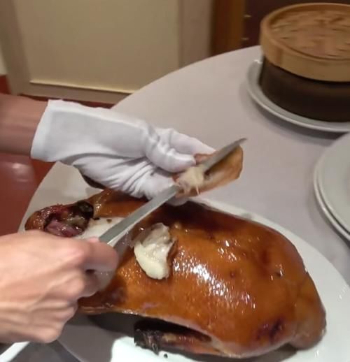 料理|泰国厨师料理烤鸭,第一刀下去就知道啥水平,可惜这一只鸭子了