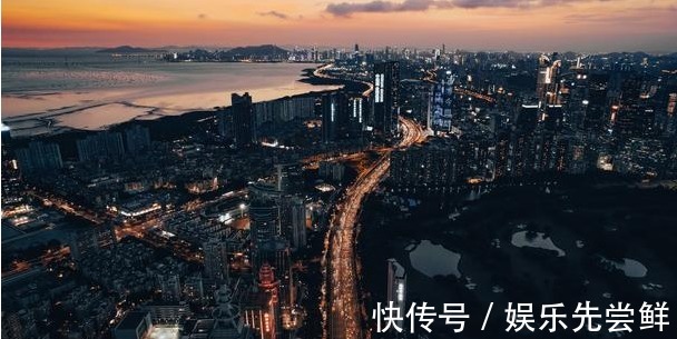 夫妻|夫妻把3岁女儿锁车里,打牌3小时酿悲剧:孩子走前已喝光车里的水