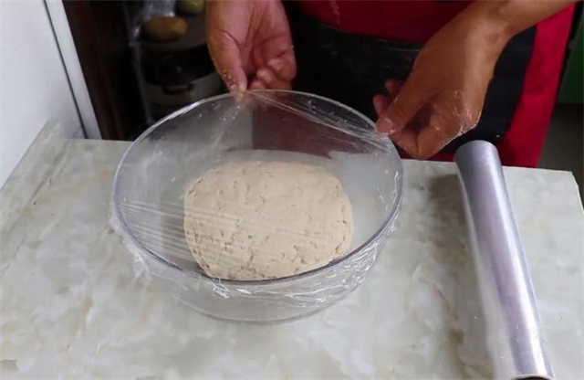 想吃油酥芝麻饼不用排队买了,教你在家做,酥的掉渣,太好吃了