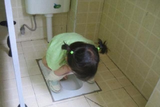 如厕|“为啥孩子不愿在幼儿园拉臭臭”？家长别不当回事，压力让娃焦虑