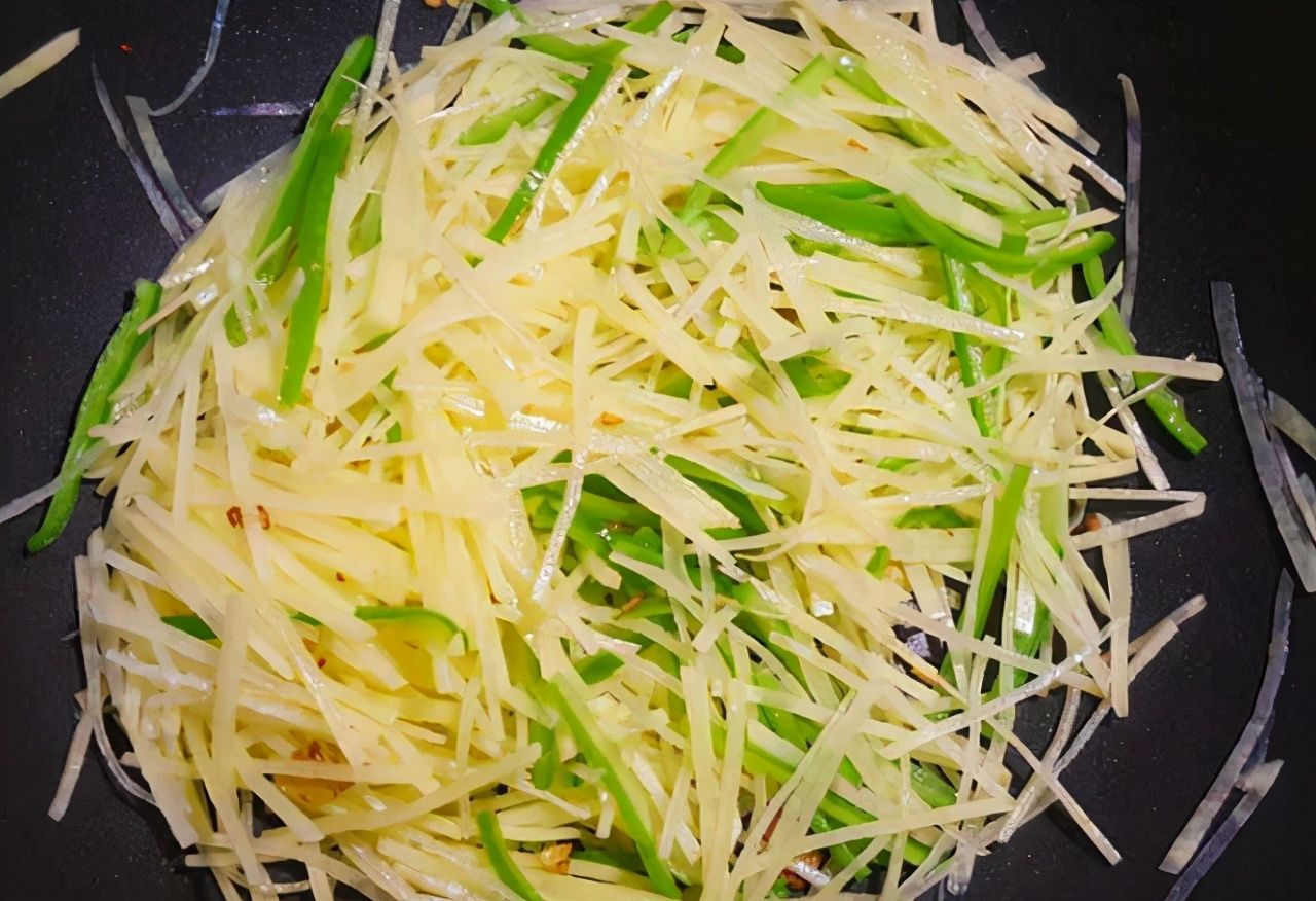 炒土豆丝，先放醋还是后放醋？很多人搞错，难怪土豆不脆爽还粘锅
