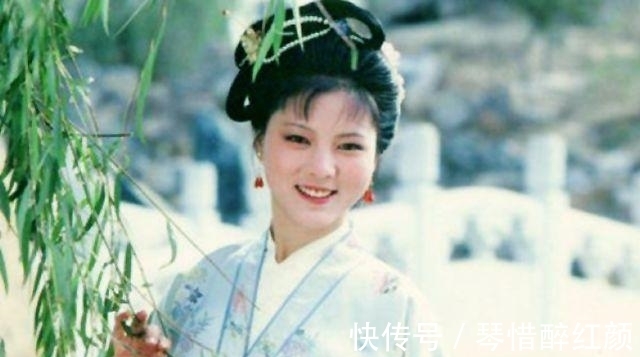 白玛瑙$宝玉给探春送东西的玛瑙碟子,袭人为什么坚持要回来?她有大用途