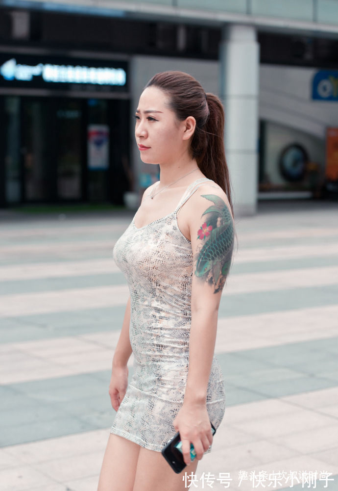 辣妈 时髦辣妈的别致穿搭,选择亮眼吊带,展现出时尚气质