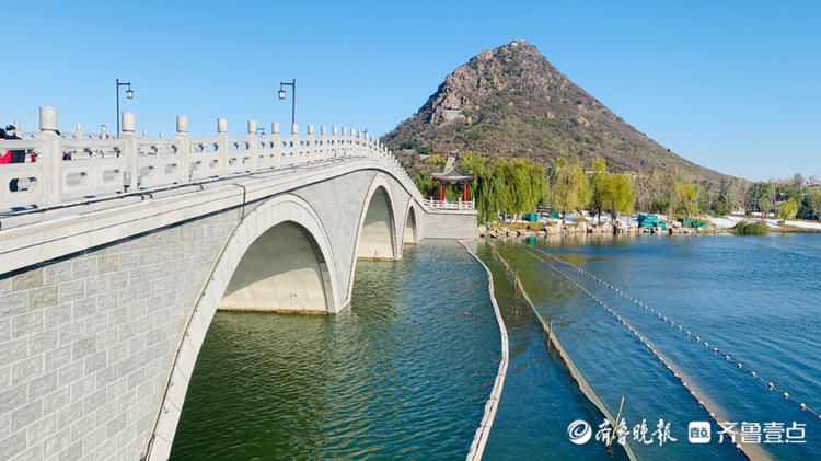 情报员|治愈系风景上线！情报员航拍初冬的济南华山，湖光山色尽收眼底