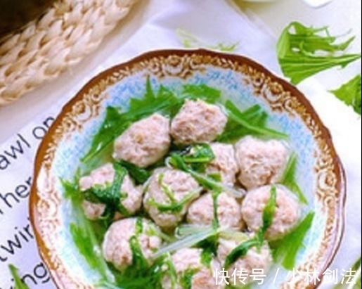 饭店从不外传的“肉丸子汤”做法，肉丸子不行也不柴，鲜嫩又多汁