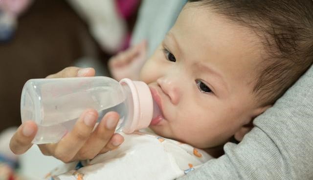 睡眠质量|给娃喂水有学问,孩子在这4个时间段喝水最佳,不要等到渴而掘井