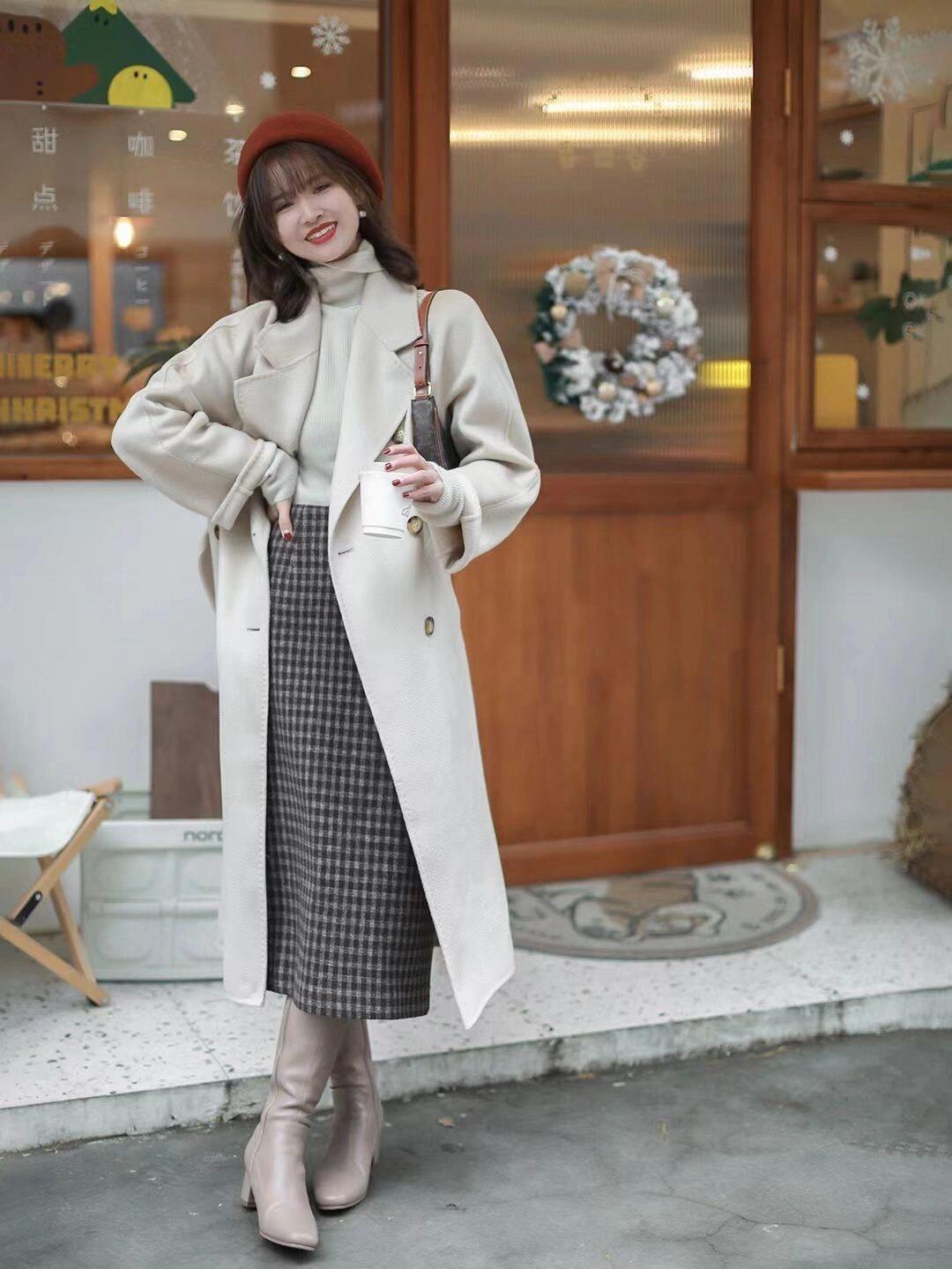 大衣|小个子女生冬季搭配指南|高腰短款羽绒服+宽松直筒牛仔裤,百搭又时尚!