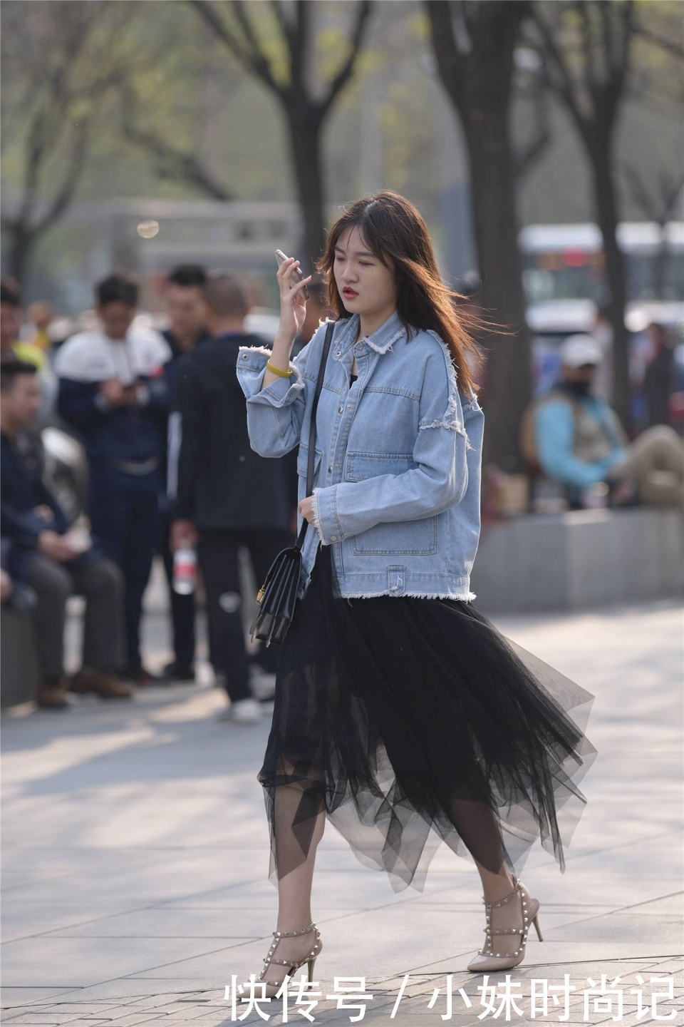 姑娘还|街拍:有点冷的秋天,还穿着尖头细跟铆钉凉鞋,时尚姑娘真的不怕冷么?