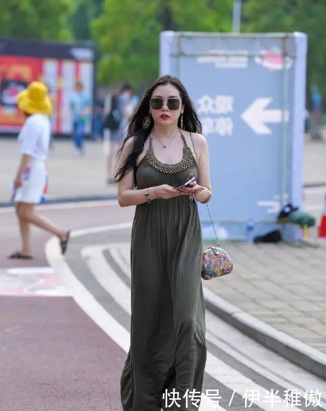 连衣裙的穿搭呈现满满气质感,更显潮流气质