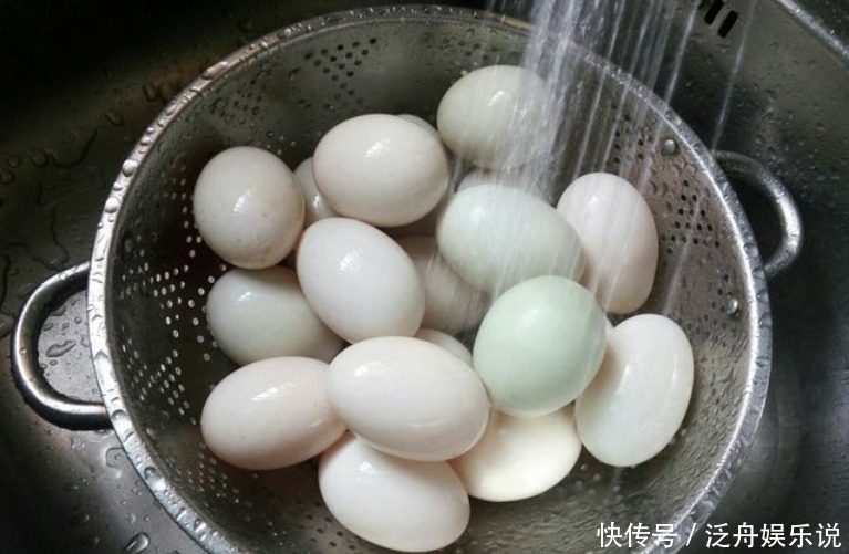 加盐|腌咸鸭蛋,只加盐可不行,多做2步,1周就腌好,个个起沙还流油