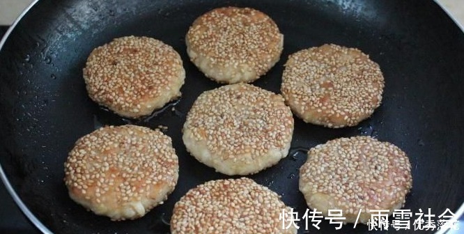 吃法|苹果别再直接吃,和鸡蛋一起做成饼,营养美味好消化,儿子最爱吃!
