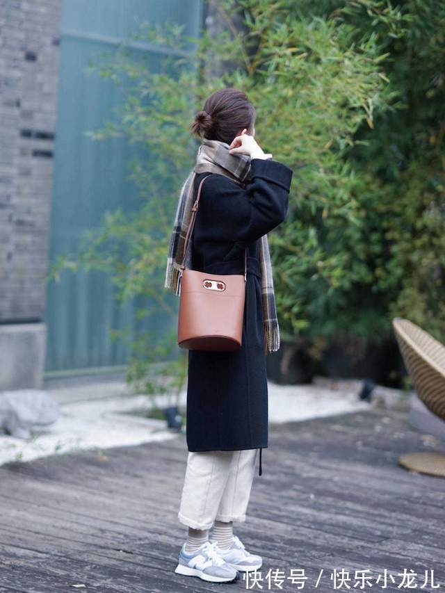 美女 秋冬大衣内搭选什么才好看,记住几个搭配技巧,让你变成大美女