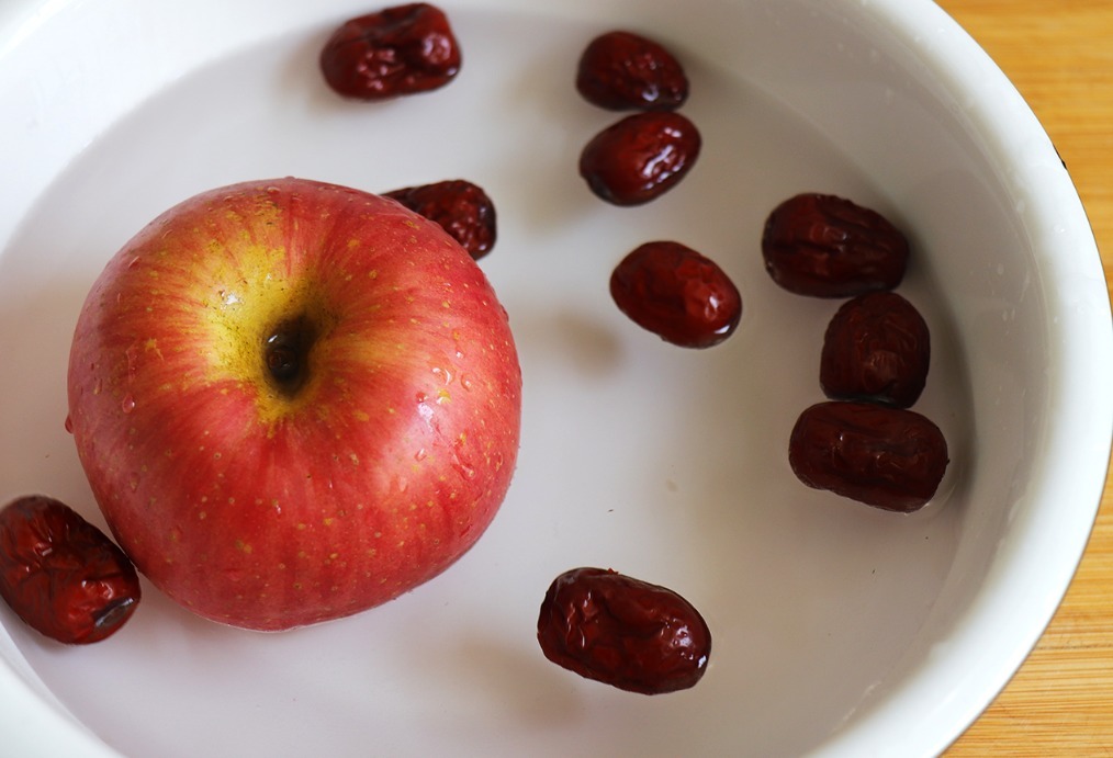 养生汤|女人夜里睡不着觉,93岁老奶奶告诉一个配方,一个苹果解决了问题