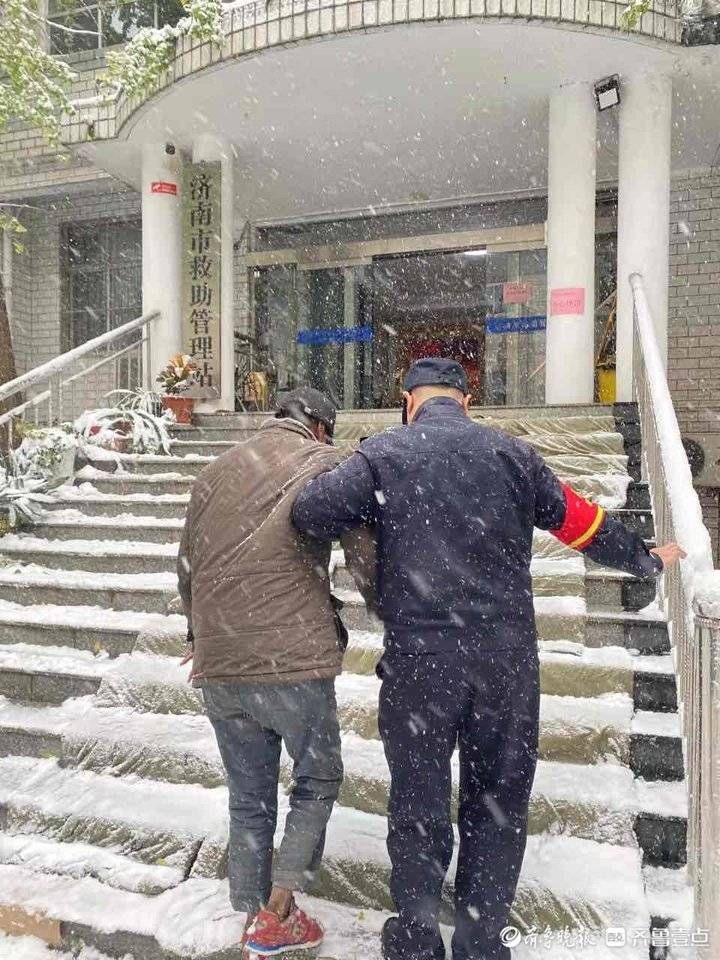 民警|真悬！外地群众倒卧雪地，槐荫特巡警紧急救助