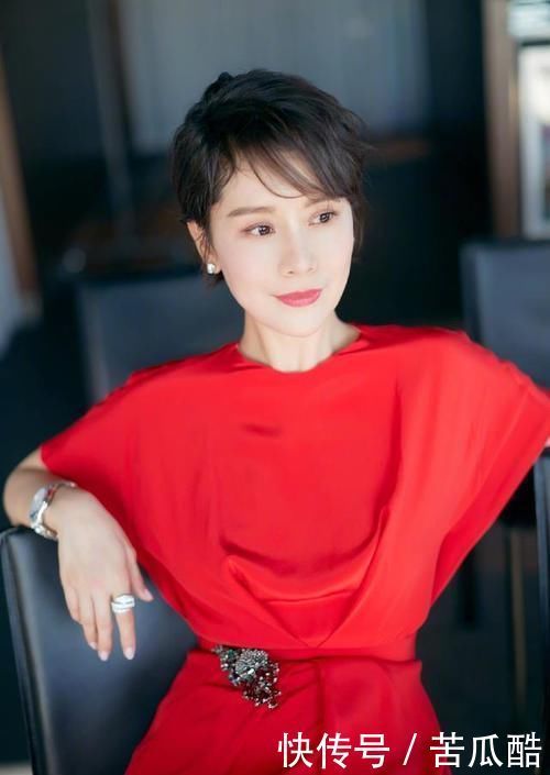 齐肩|女人40岁后，别乱烫发这3种'短发'不仅减龄，还特别好看