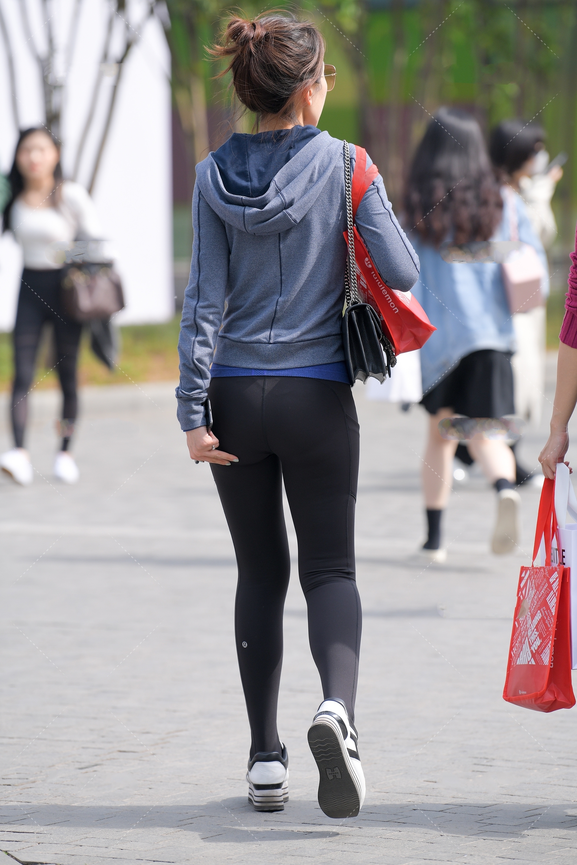 运动衣 灰色修身运动衣,独特设计彰显精致时尚,满满运动风