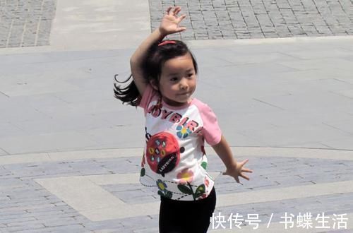 犯错|6岁女孩自学舞蹈，当做到这个动作时，宝妈红着脸制止了孩子