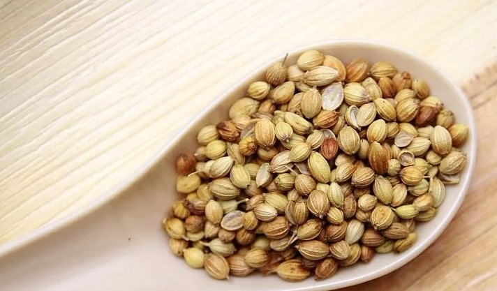 奇效|大葱+食盐对付腰间盘突出有奇效，7天见效不复发，坐骨痛也不见了