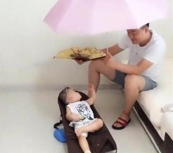 哄娃|爸爸在家带孩子，为了不让孩子哭想了个妙招，妈妈回来看到笑喷了