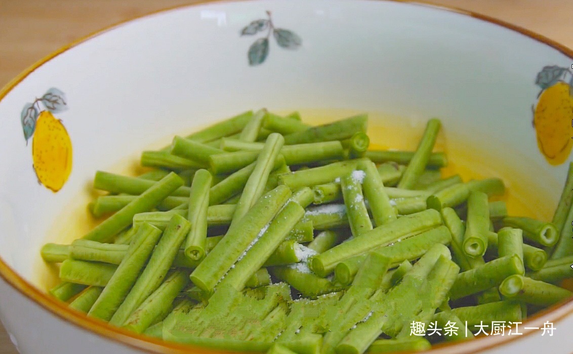 炒豆角时,先放油就错了!教你饭店做法,豆角翠绿鲜香更入味!