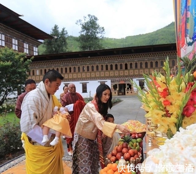 爱情故事|不丹王后罕见换发型好惊艳!盘发超美,却被身边不丹公主抢了风头