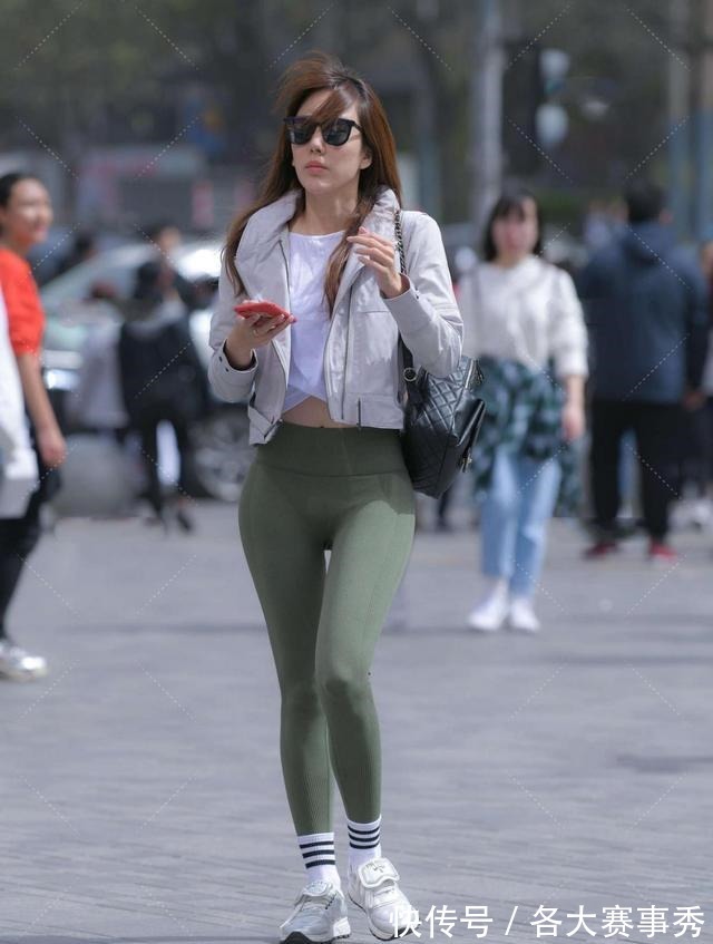 外套 白色和草绿色的组合清新独特,再加一件灰系外套,保暖时尚两不误!