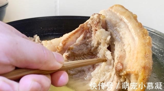 原来炸扣肉起泡有诀窍，只要记住这5点，颜色金黄，起泡出虎皮