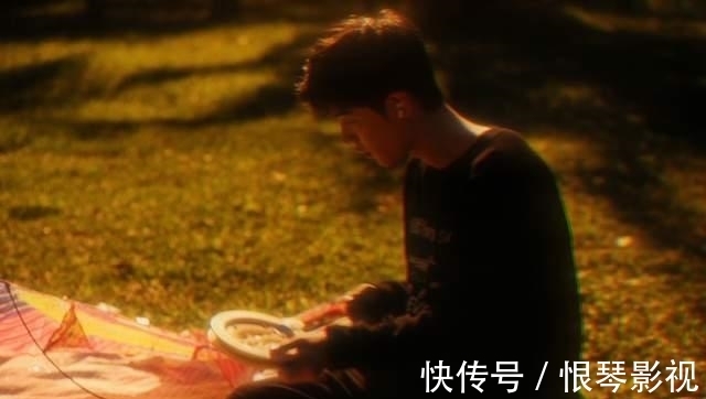 肖戰晚上放風箏，工作室發9宮格帥照，網友：期待一個vlog！