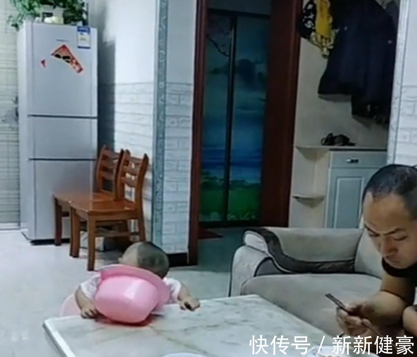 举动|爸爸给宝宝买了个坐便器,宝宝高兴起来就如此做,爸爸直接笑喷了