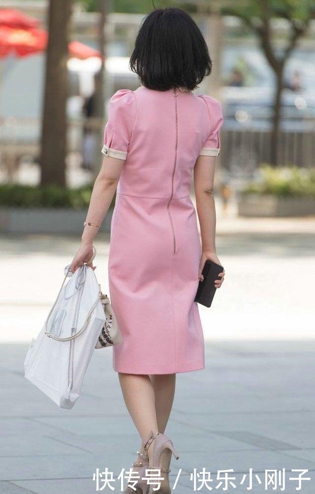 美丽感 80后辣妈搭配粉色连衣裙,更加年轻减龄,让你美的出众