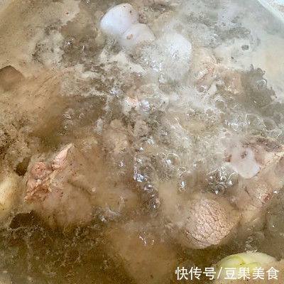 #暖冬酱在手,嗨吃部队锅#大骨煳锅贴