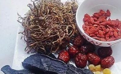 白酒|白酒这么用,白发不管多严重,三分钟黑如焦炭,告别染发