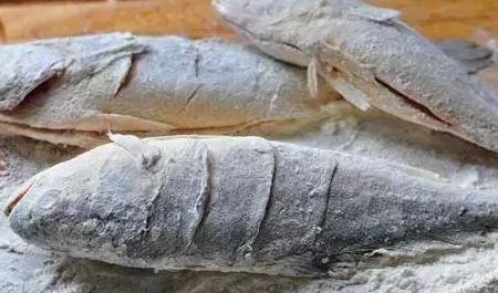 煎鱼时别急着下油锅，不管什么鱼，记得多加一步，不破皮还好吃