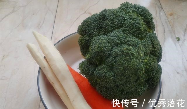 这两种蔬菜,适合冬季吃,营养不输大鱼大肉,这个做法,脆嫩可口!