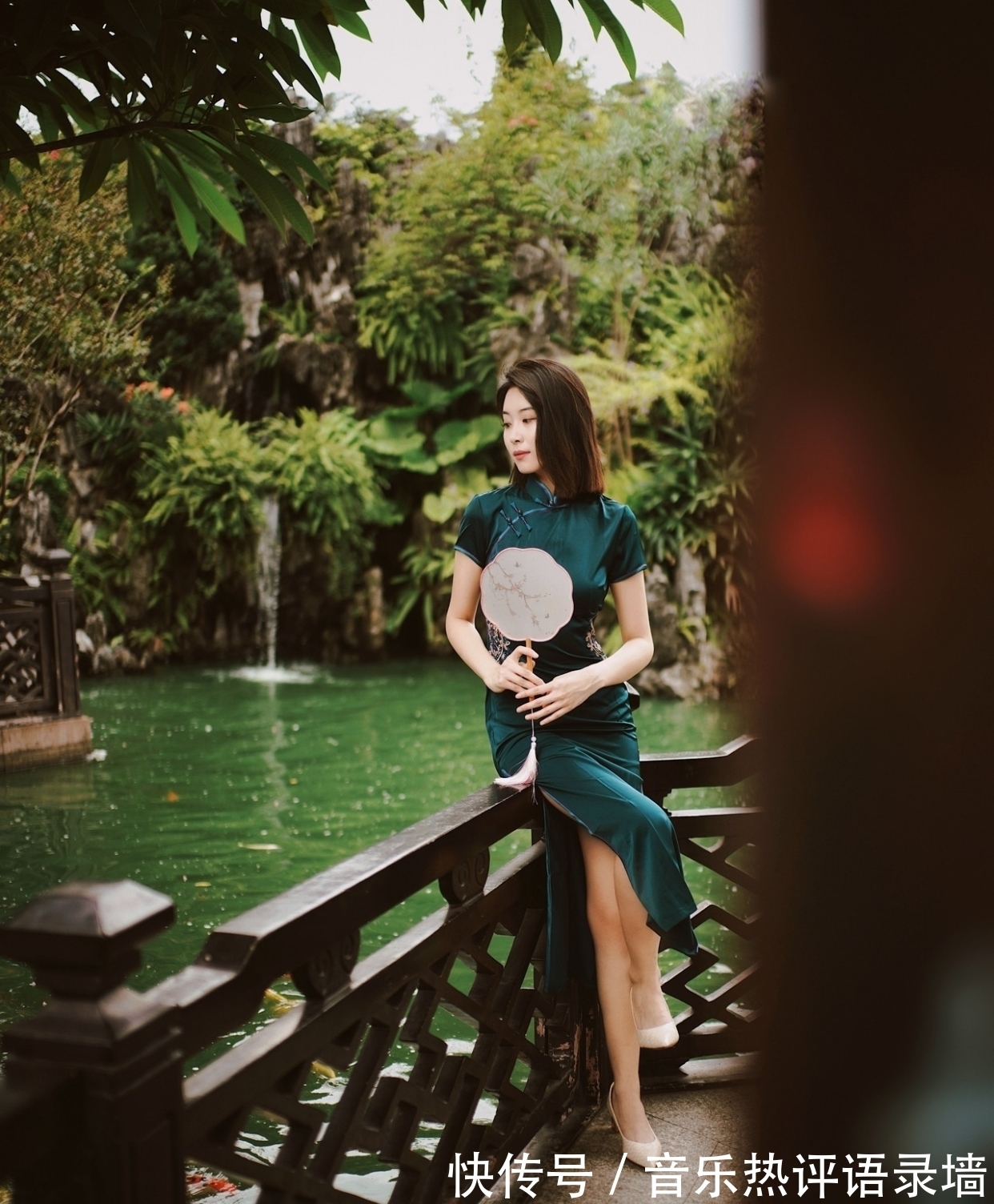 碧水流$七律:翠叶随风邀客笑,黄花映日对眸开