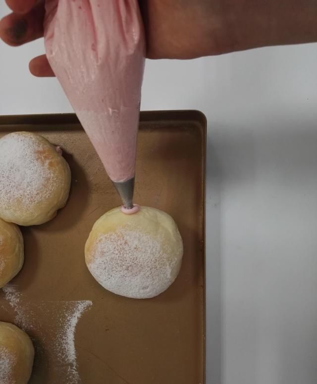 看完|最近很火的网红冰面包,是怎么把冰淇淋塞进去的看完你就懂了