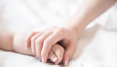 宝宝|为啥宝宝都爱摸妈妈胸前?问题比你想的要严重,别不当回事!