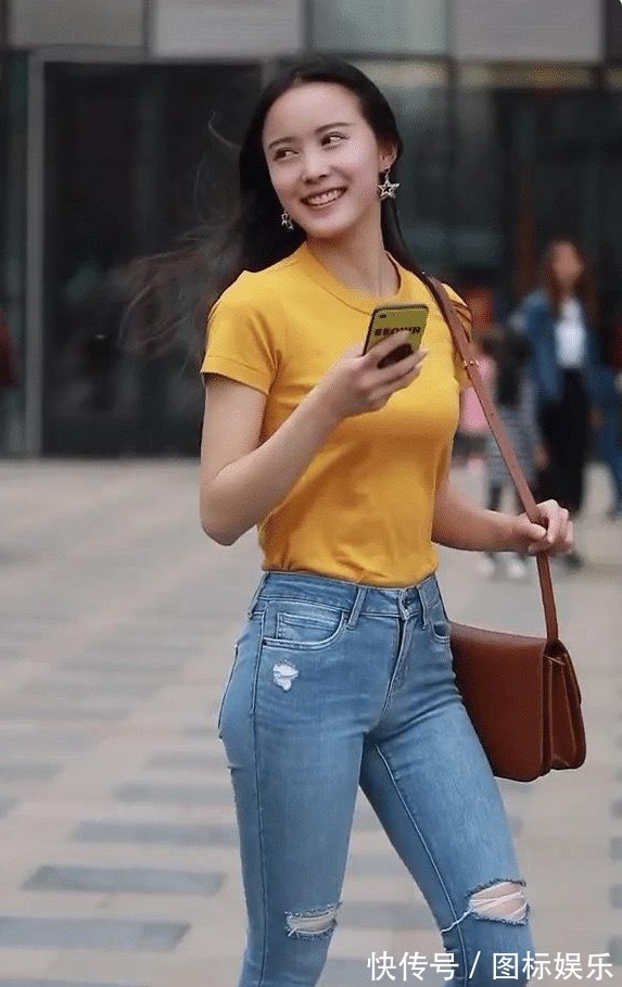T恤|圆领T恤配紧身牛仔裤,清新又乖巧,日常穿搭的首选新宠