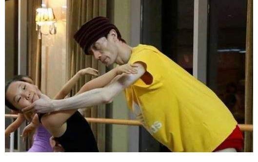 杨丽萍$他被称为女版杨丽萍，46岁了还是“巨婴”，年入百万没人愿意嫁