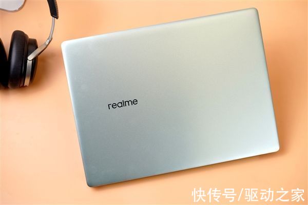 re5000元内性能最强轻薄本！realmeBook增强版天青色图赏