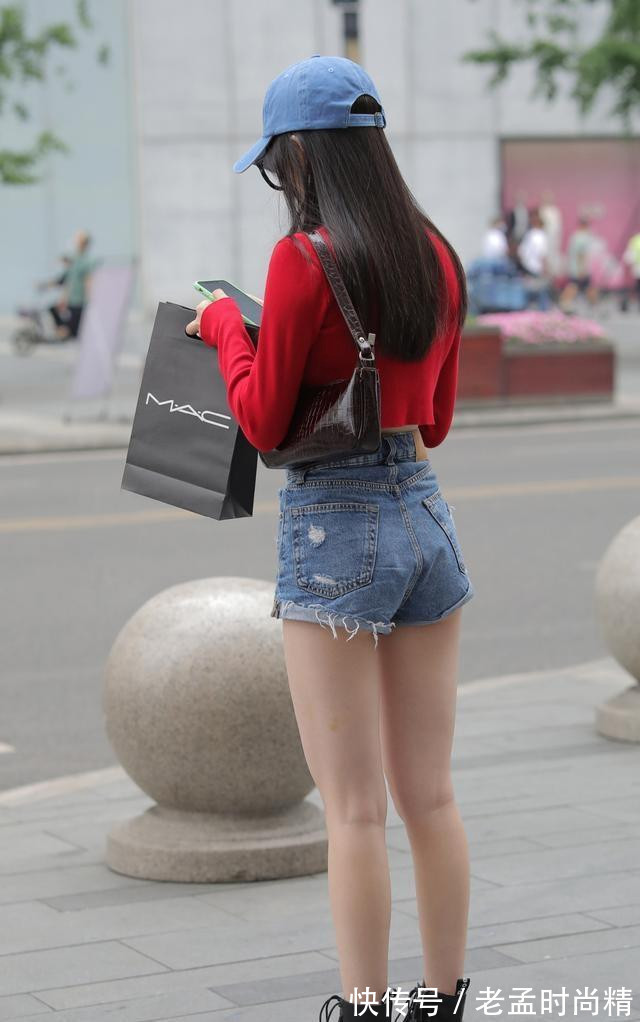 牛仔打底裤|短款牛仔打底裤搭配红色上衣,沉稳优雅穿搭,整洁且有设计感