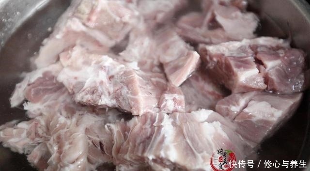 冬天炖羊肉，记得“1泡1煮2香料”，羊肉不腥膻，羊汤奶白鲜香！