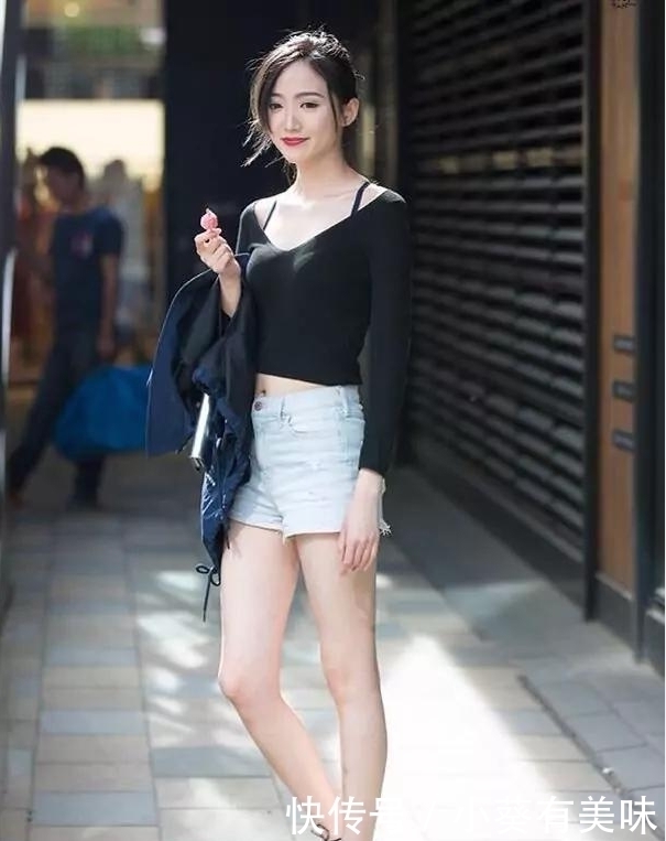 美图|街拍美图：修身轻熟的穿搭，魅力由你来掌控，性感中不失甜美
