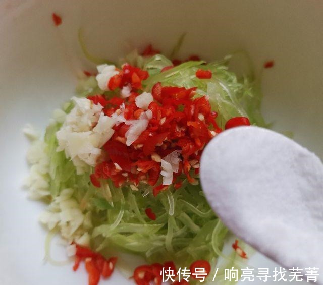 凉拌莴笋丝|凉拌莴笋丝,脆脆的,适合炎热的夏天!
