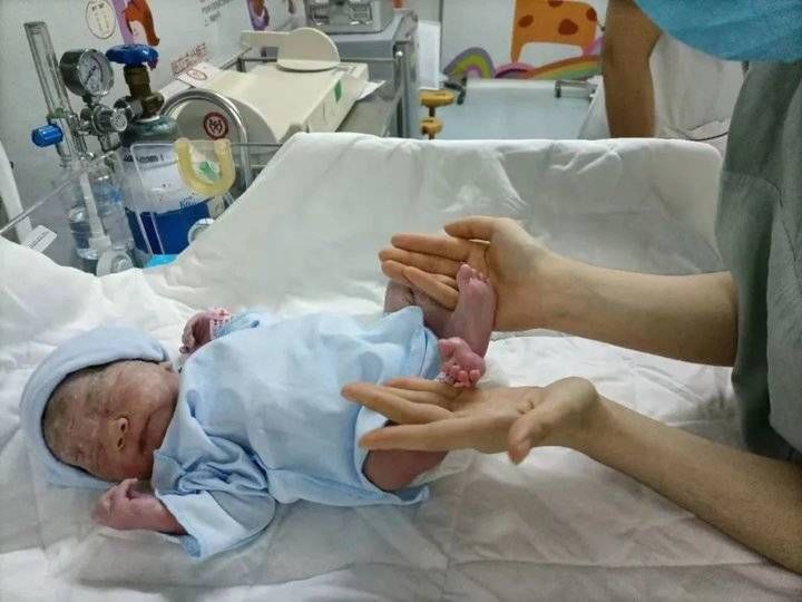分娩|济南:当助产士的大手和2630g女宝宝的小脚碰在一起……