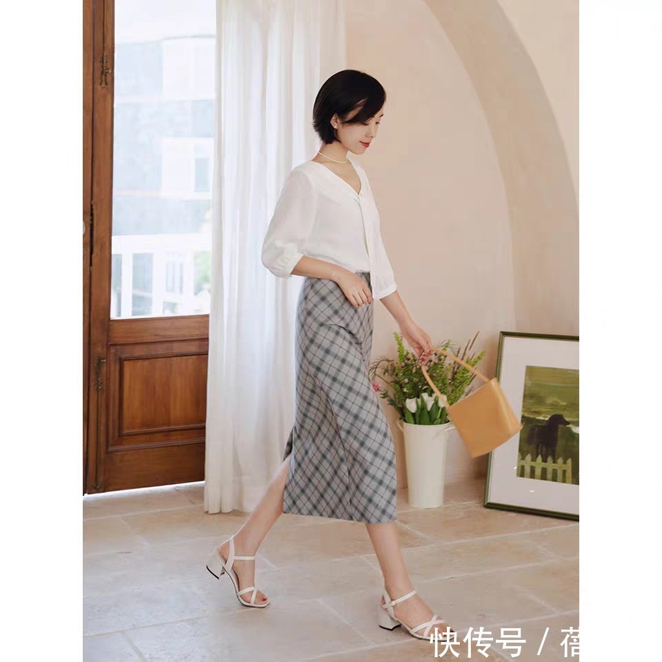 世面|见过世面的女人,入秋第1套穿搭首选“高跟鞋+半身裙”,高级优雅